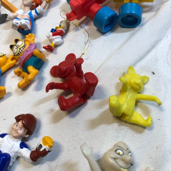 Junk drawer lot of vintage figures, pencil toppers , Strawberry short cake doll - Picture 3 of 12